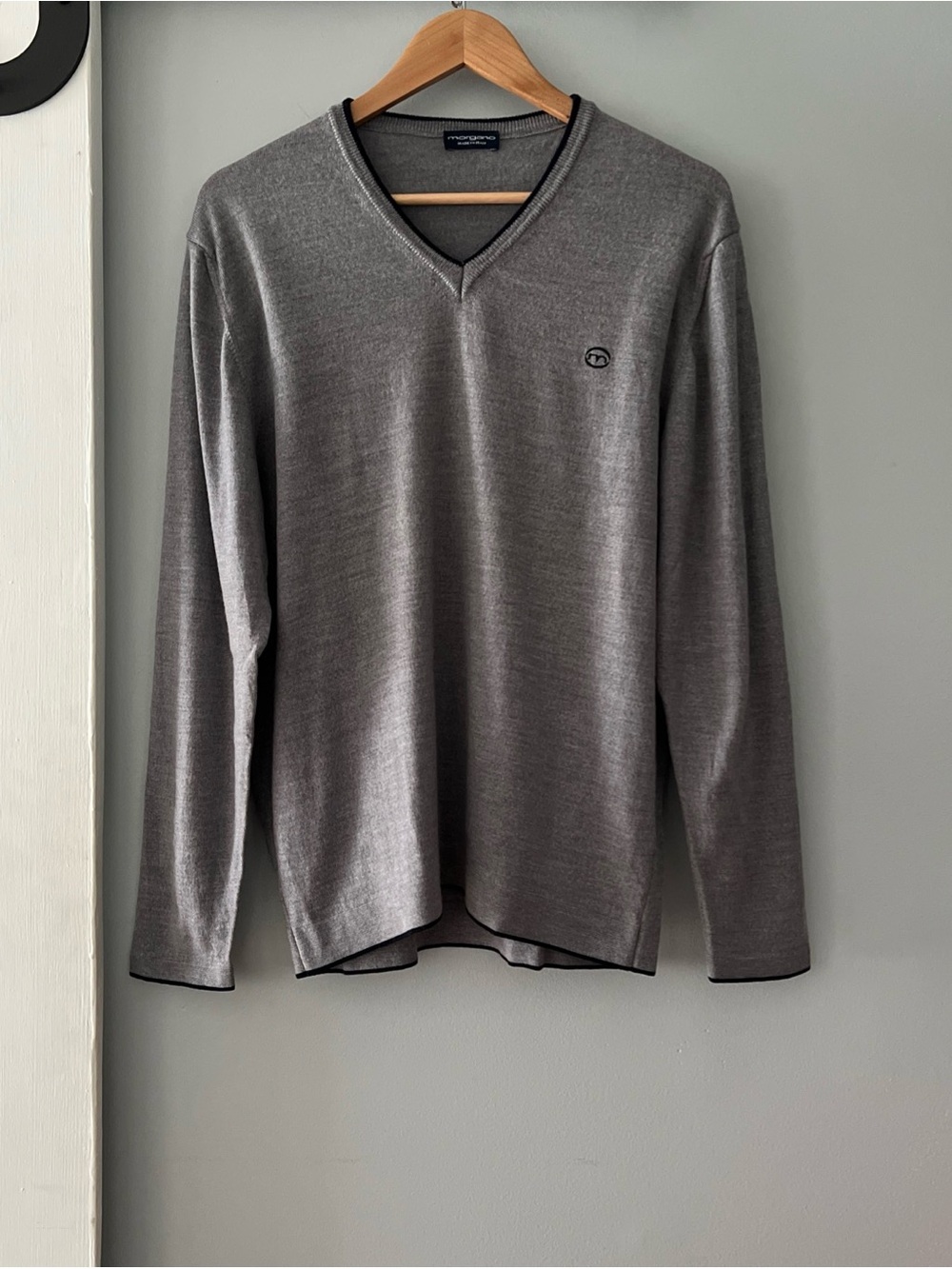Morgano Men’s IT 54 Gray 100% Wool Long Sleeve V-Neck Sweater Navy Trim Italy